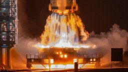 Китай стартира ключова космическа мисия - година в орбита преди полет до Луната (снимки/видео)