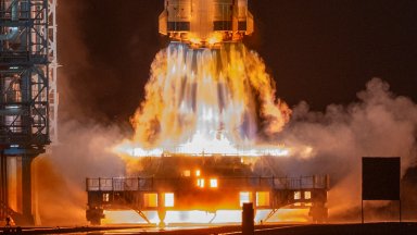 Китай стартира ключова космическа мисия - година в орбита преди полет до Луната (снимки/видео)