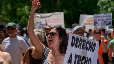 "Искаме съседи, а не туристи": Хиляди на протест в Мадрид заради скъпите имоти и наемите