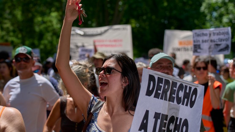 "Искаме съседи, а не туристи": Хиляди на протест в Мадрид заради скъпите имоти и наемите