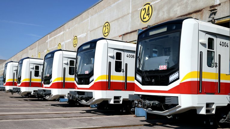 Вижте новите влакове, които тръгват по три от линиите на метрото (снимки)