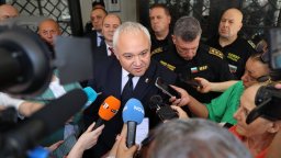 Демерджиев: Мъжете говорят в очите, а не във Фейсбук. Пожелавам успех на Кандев!  