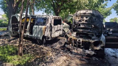 Автомобил пламна в движение в Пловдив, подпали и паркирани коли (снимки)