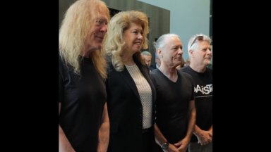Илияна Йотова посрещна Iron Maiden (видео)