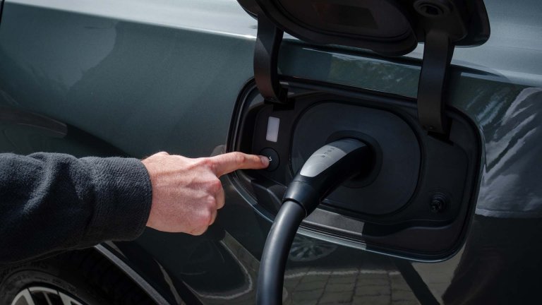 Volvo прави зареждането на електромобили по-лесно с Plug & Charge технология