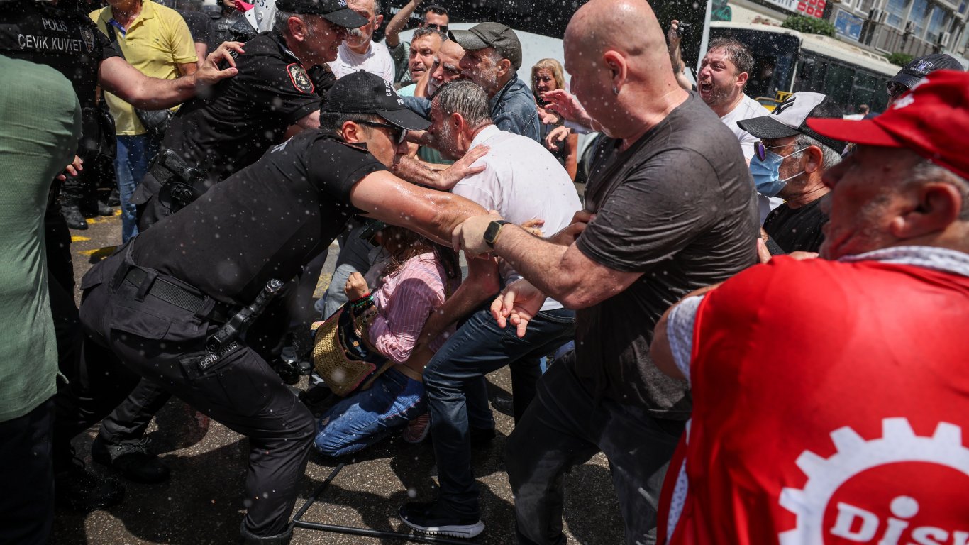 Напрежение в Измир: Сблъсъци и арест на кмет по време на протест