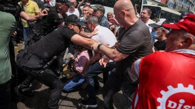 Сблъсъци с водни оръдия и арест на опозиционен кмет "взривиха" Измир (снимки/видео)