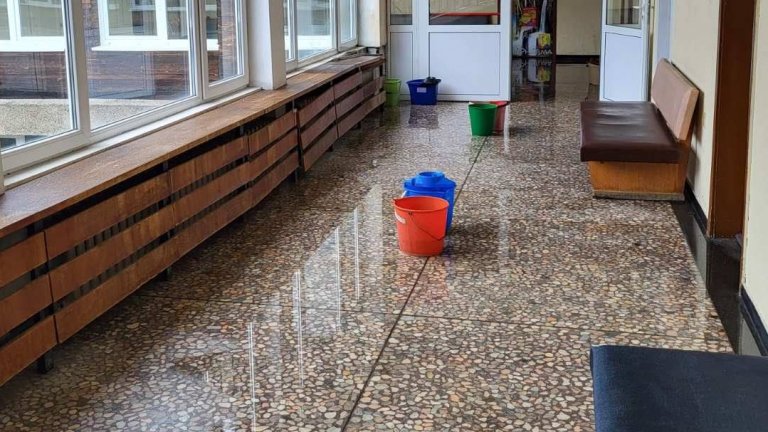 Течове и наводнени етажи в болницата в Трявна след потопа, има риск за апаратурата (снимки)