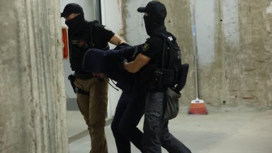 ГДБОП арестува 7 от "Дилърите на Дружба", откри депа за дрога в апартамент и гараж (снимки)