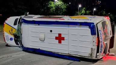 Линейка с пациент се обърна на кръстовище в Пловдив след удар в друга кола (снимки)