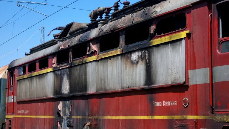 Локомотивът на пътнически влак от Сливен за Бургас пламна на гарата в Стралджа (снимки/видео)