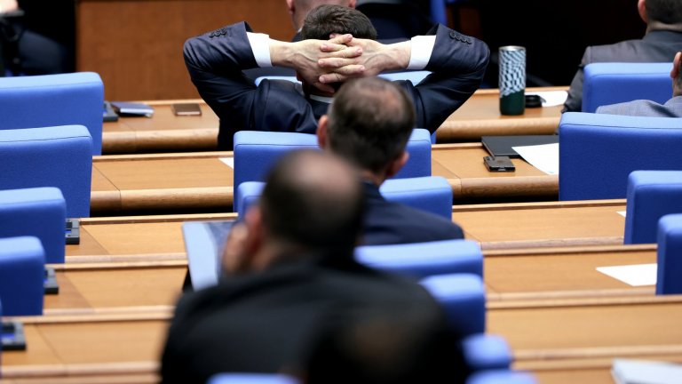 Извън заплатите: 52-рото Народно събрание запазва всички депутатски привилегии (списък)