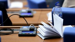 Парламентът няма да излиза във ваканция по време на предизборна кампания