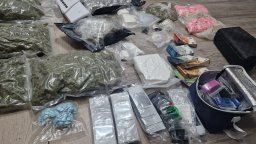 Задържаха 40-годишен мъж с голямо количество наркотици при спецакция в София (снимки)