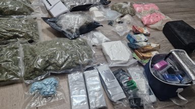 Задържаха 40-годишен мъж с голямо количество наркотици при спецакция в София (снимки)