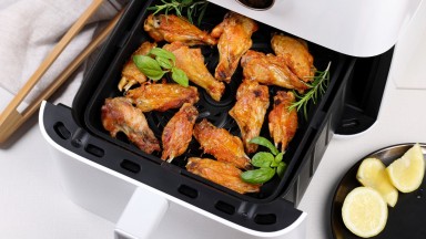Каква е разликата между бутоните Air Fry и Bake при еърфрайърите