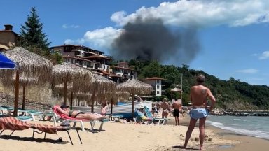Голям пожар избухна до хотелски комплекс в Свети Влас (видео)