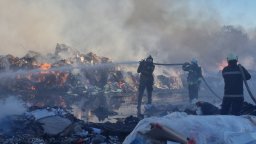 Токсичен облак покрива Солун заради пожар в завод за рециклиране на отпадъци