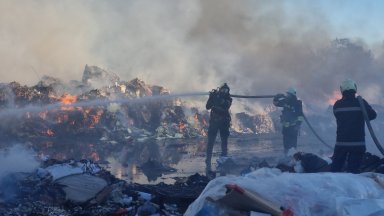 Токсичен облак покрива Солун заради пожар в завод за рециклиране на отпадъци