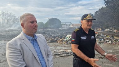 След критична нощ: Огънят край Стара Загора е под контрол, изгоряха стотици тонове пластмаса