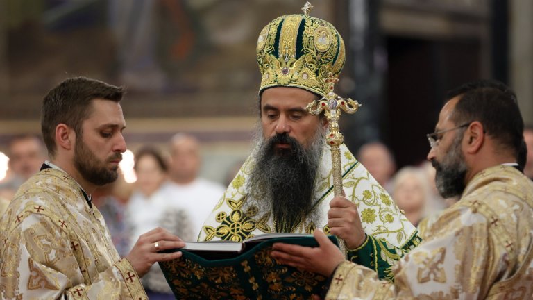 Патриарх Даниил: Днес е велик и славен празник за всички християни (снимки)