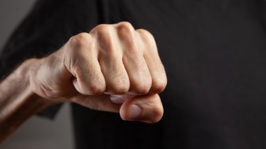 Баща се сби с 15-годишен в училищен двор в Перник