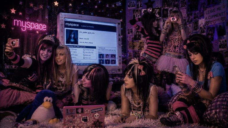 От меметата и MySpace до препълнените дансинги на 2026 - коя е новата поп култура?