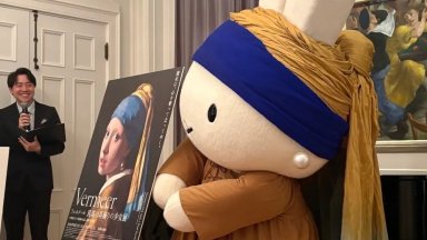 Плюшена играчка на "Момичето с перлената обица" стана интернет знаменитост