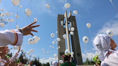 Възродиха асамблея "Знаме на мира": Камбаните биха за "Единство, творчество, красота" (снимки)
