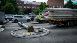 СО премахна и последната от шестте масивни метални конструкции на "Капитолия" (снимки)