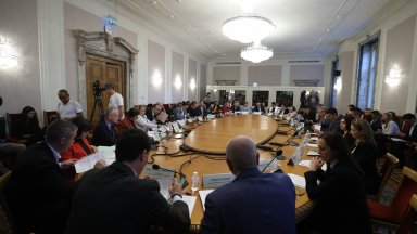 Опозицията атакува идеята за нов държавен дълг - "незаконен" и "начало на дъгова спирала"