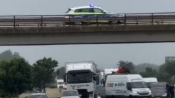 Мъж опита да се самоубие, скачайки от надлез на АМ "Тракия" (видео)