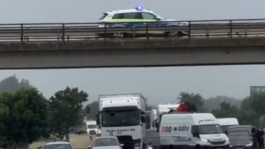 Мъж опита да се самоубие, скачайки от надлез на АМ "Тракия" (видео)