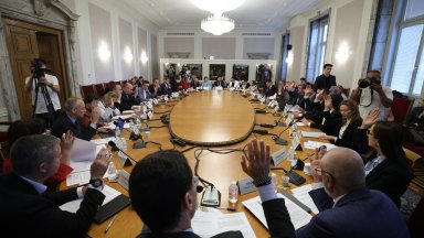 Обрат: Управляващите се отказаха от вдигането на тавана на дълга с до €3,8 милиарда