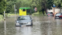Бури предизвикаха потопи в Източна България (снимки/видео)