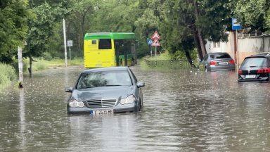 Бури предизвикаха потопи в Източна България (снимки/видео)