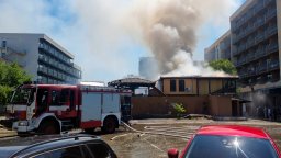 Гори в заведение в Слънчев бряг, евакуираха хората от близкия хотел "Тиара" (видео/снимки)