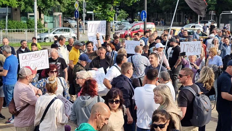Протест във Варна поиска оставката на кмета Благомир Коцев (снимки)