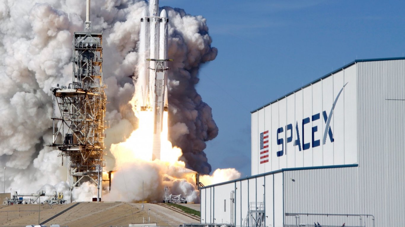Акциите на SpaceX отбелязаха спад при включването си в Nasdaq 100