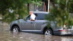 Порой предизвика наводнение в Бущени, Централна Румъния