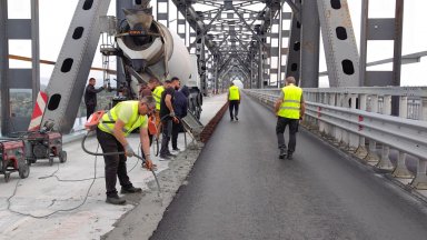 Спряха движението по Дунав мост при Русе 