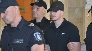 "Децата питат къде е мама": На фона на протест започна делото за трагедията с АТВ в "Слънчев бряг"