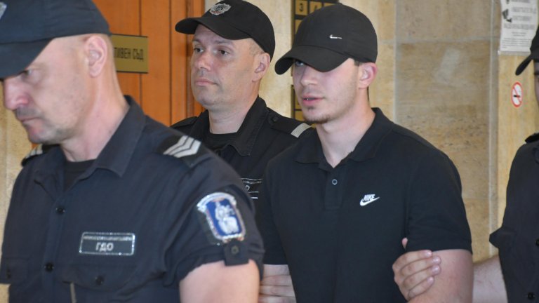"Децата питат къде е мама": На фона на протест започна делото за трагедията с АТВ в "Слънчев бряг"