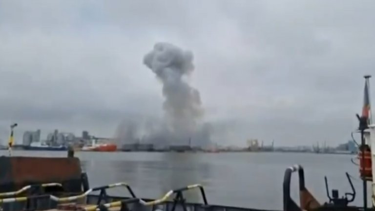 Морски дрон с експлозиви се взриви в Констанца, отцепиха района, евакуираха хората (видео)