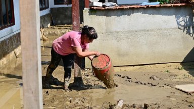 Военни и доброволци разчистват щетите след пороите в Източна България