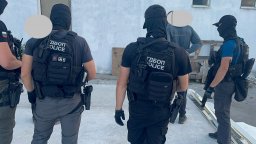 Десетки арестувани за рекет и проституция при спецакции в Ботунец и София (видео)