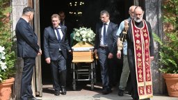 "Успяваше да накара и опонентите си да го обичат“: България изпрати Любен Дилов-син (снимки)