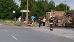 Катастрофа между автобус и три коли на Челопешко шосе в София, има загинал и 25 ранени