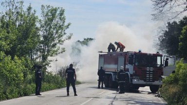 Пожар в склад за гуми затвори за часове Крайезерния път във Варна