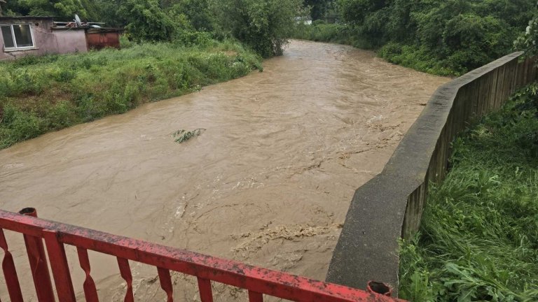40 см вода заля врачанско село и наводни улици, дворове и къщи (снимки/видео)